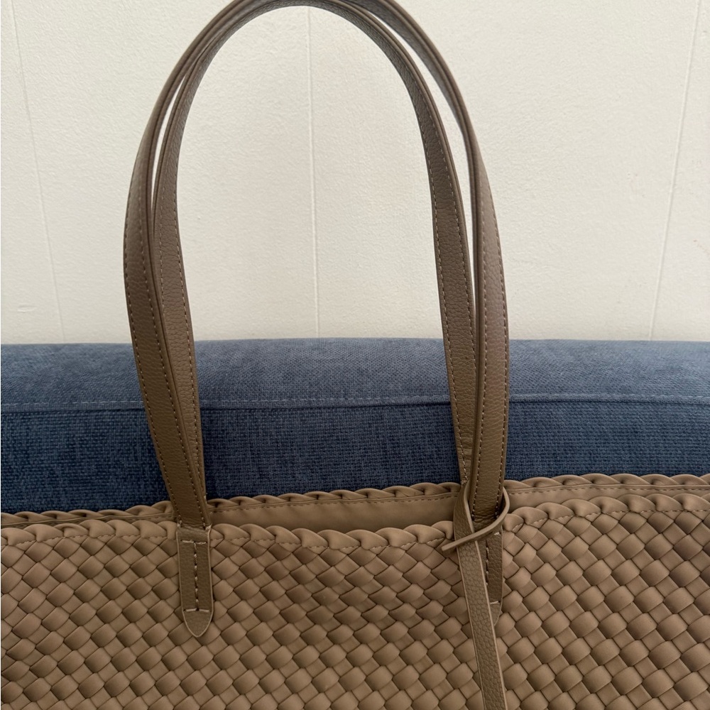 💥HP 💥 Jetsetter Tan Woven Large Woman’s Tote Bag - Picture 8 of 14